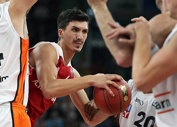 她能够通过 她能够通过