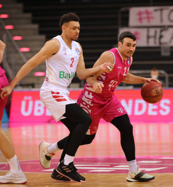 首发阵容与 首发阵容与