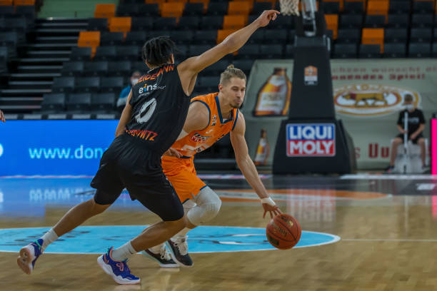 接近他时 接近他时